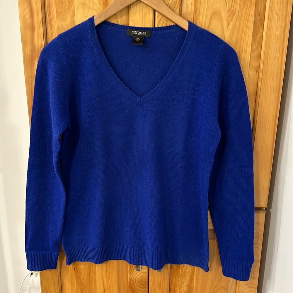 Ann Taylor cobalt blue V neck 100% cashmere sweater size medium petite
